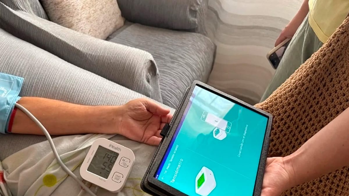 Dispositivo médico de telemonitorización con tensiómetro digital y tablet con aplicación de seguimiento de parámetros sanitarios