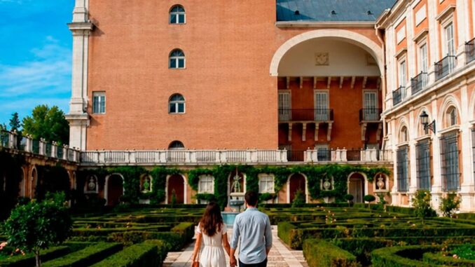 Aranjuez, donde la historia y la naturaleza se entrelazan en la Real Villa Vista de la Real Villa de Aranjuez con sus fuentes, jardines históricos y caminos a orillas del Tajo, Patrimonio Mundial