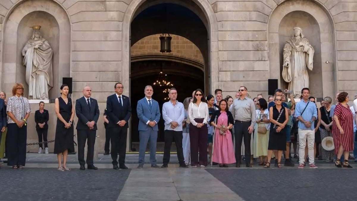 Acto de homenaje a las víctimas de los atentados del 17 de agosto de 2017 en la plaça de Sant Jaume de Barcelona