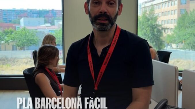 Crea una oficina para simplificar trámites de licencias urbanísticas en Barce... Cartel del Plan Barcelona Fácil sobre mejora de tramitación de licencias urbanísticas