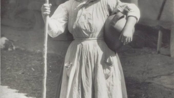 La Biblioteca Nacional celebra el Día Mundial de la Fotografía con el Arxiu Mas Collage de fotografías históricas del Arxiu Mas mostrando trajes regionales españoles de principios del siglo XX: payesa robledana de Salamanca, traje de novio de Ansó, y otros trajes tradicionales de diferentes regiones españolas entre 1916 y 1928