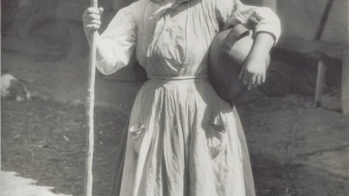 Collage de fotografías históricas del Arxiu Mas mostrando trajes regionales españoles de principios del siglo XX: payesa robledana de Salamanca, traje de novio de Ansó, y otros trajes tradicionales de diferentes regiones españolas entre 1916 y 1928
