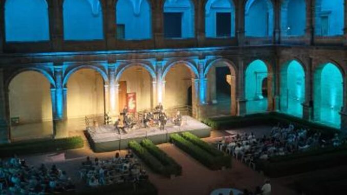 La Biblioteca Valenciana celebra 750 años del legado de Jaume I Vista nocturna de patio histórico con iluminación azul y verde donde se celebran actividades culturales