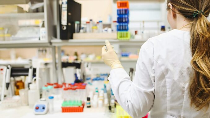 Profesionales en un laboratorio del Biobanco de la sanidad pública andaluza durante una sesión de formación