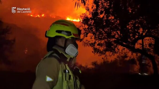 Bomberos coordina la extinción de cuatro incendios simultáneos en Castellón Trabajos de extinción del incendio forestal en La Serra d'Engarcerán coordinado por bomberos de la Diputación de Castellón
