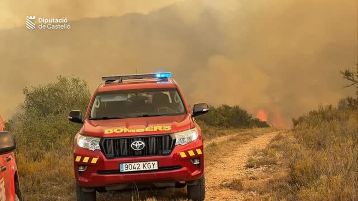 Bomberos y efectivos de emergencia trabajando en labores de extinción del incendio de Tirig