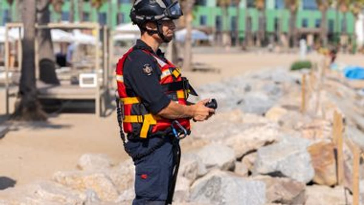 Personal de Bomberos de Barcelona con equipo de comunicaciones en zona de operaciones