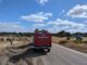 Operación de rescate de bomberos extrayendo a un hombre atrapado en vehículo accidentado