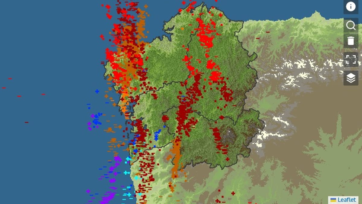 Mapa meteorológico de Galicia mostrando la borrasca y la actividad eléctrica de tormentas