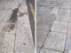 Comparativa antes y después de la limpieza en la Avenida Virgen de la Montaña de Cáceres, mostrando el resultado de la intervención municipal