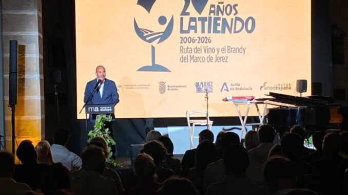 Celebra 20 años de la Ruta del Vino y el Brandy del Marco de Jerez en Cádiz Cartel conmemorativo de los 20 años de la Ruta del Vino y el Brandy del Marco de Jerez (2006-2026)