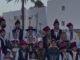 Celebración de las fiestas de Cala Llonga con vecinos participando en actividades tradicionales