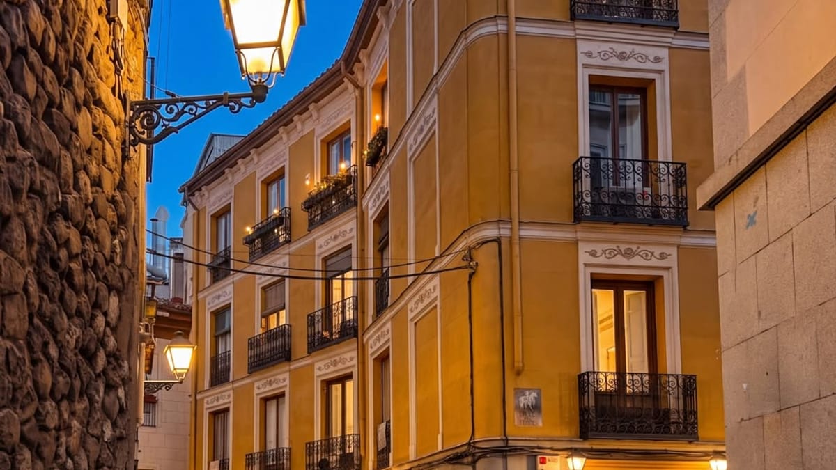 Detalle arquitectónico de la Calle del Cordón en Madrid, mostrando la decoración histórica de la fachada