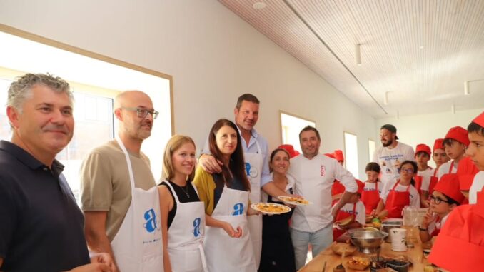 Galicia lanza un campamento culinario para jóvenes dentro de 'Modo Verán Activo' Grupo de personas participando en actividad comunitaria de cocina y gastronomía en evento de la Xunta de Galicia