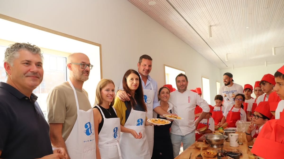 Grupo de personas participando en actividad comunitaria de cocina y gastronomía en evento de la Xunta de Galicia