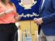 Entrega de documento sobre recuperación de edificaciones inacabadas entre la presidenta del Cabildo de Fuerteventura y el consejero de Vivienda de Canarias