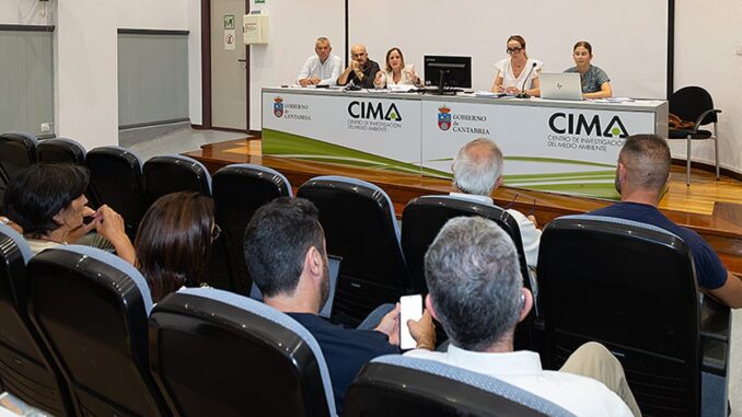 Reunión de responsables del Gobierno de Cantabria con alcaldes sobre guías de incendios forestales
