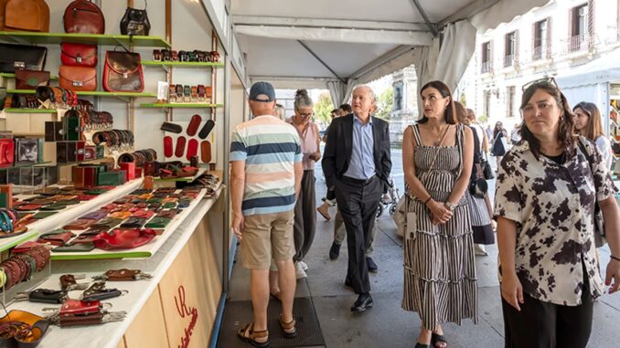 Destina 90.000 euros en ayudas para reforzar el sector artesano en Cantabria Puesto de artesanía en la Feria de Artesanía de Santander, mostrando piezas únicas elaboradas de forma tradicional