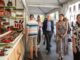 Puesto de artesanía en la Feria de Artesanía de Santander, mostrando piezas únicas elaboradas de forma tradicional
