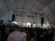 Carpa de eventos con banda tocando en escenario durante las Ferias de San Julián de Cuenca
