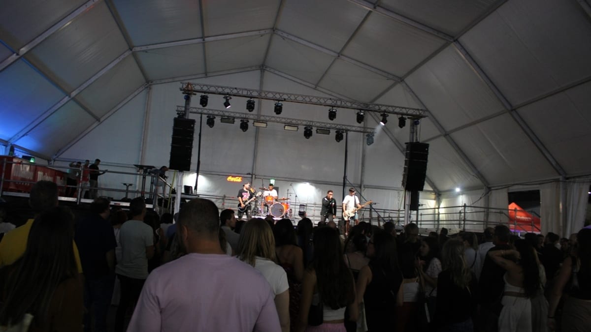 Carpa de eventos con banda tocando en escenario durante las Ferias de San Julián de Cuenca