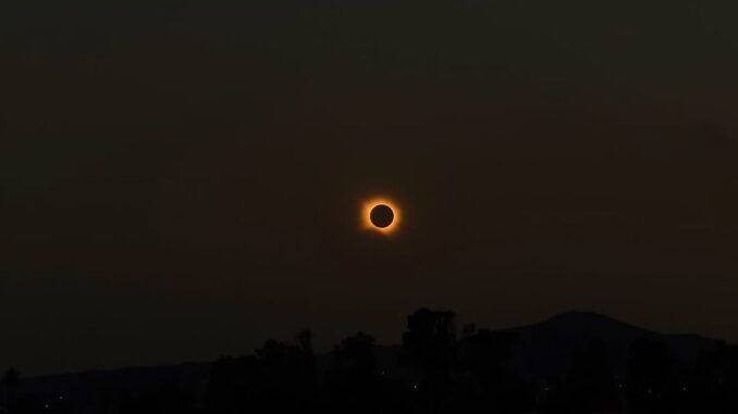 Castellón vive un eclipse único compartido por toda la provincia Momento del eclipse en Castellón observado por ciudadanos de la provincia