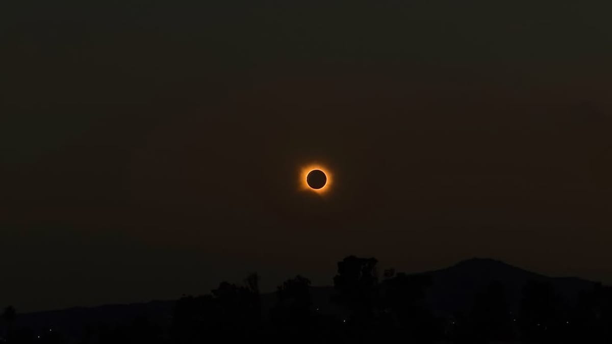 Momento del eclipse en Castellón observado por ciudadanos de la provincia
