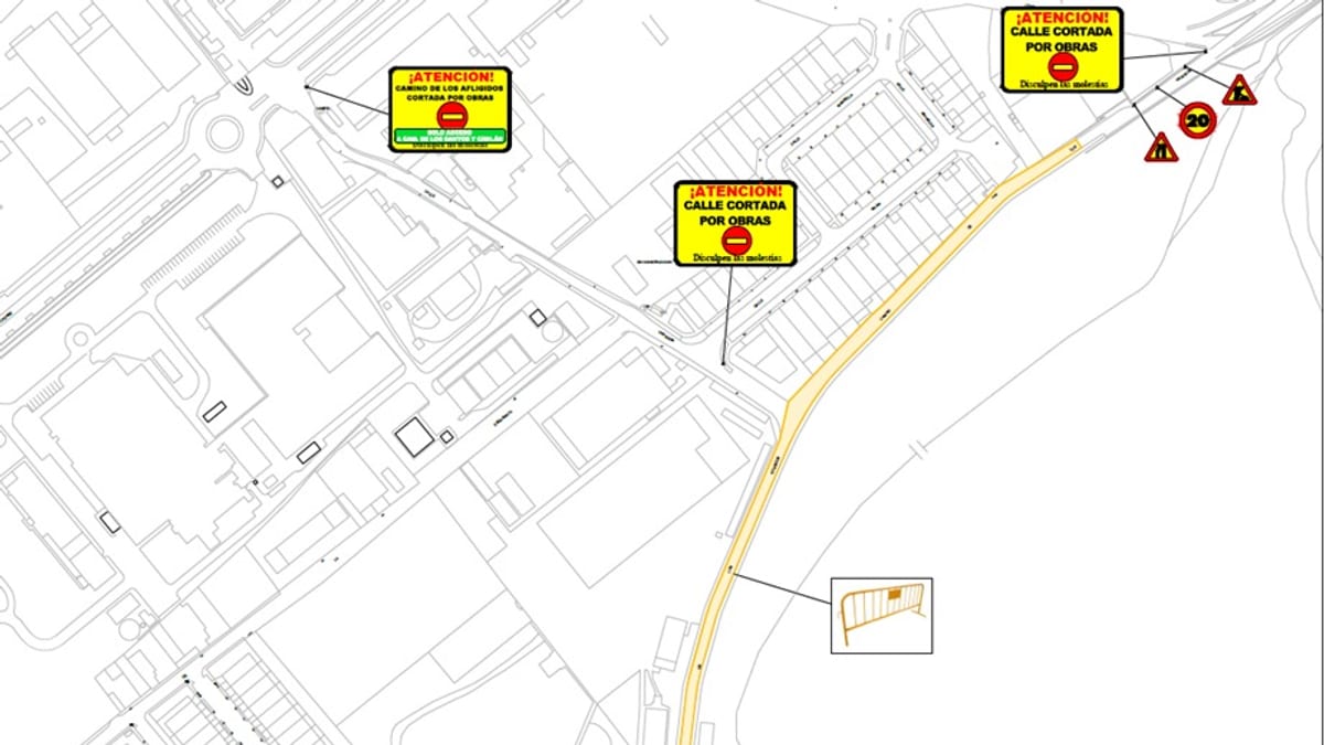 Cartel de información sobre cierres de calles por obras en Alcalá de Henares. Señalización de calle cerrada y zona ocupada por obras de mejora de movilidad.