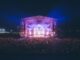 Actuación en directo en el Escenario Principal de las Fiestas Colombinas de Huelva con público disfrutando de la música