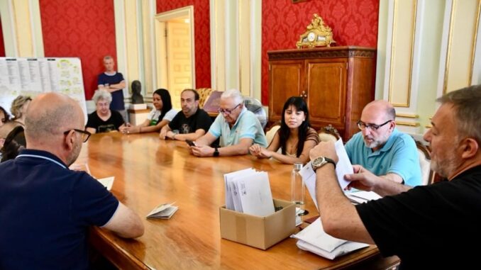 El alcalde Darío Dolz, junto a los concejales Alberto Castellano y Estela Soliva, en la reunión de distribución de entradas para las Fiestas de San Julián 2026