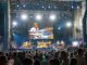 Los Delinqüentes actuando en el escenario del SOM Festival en el Real Club Náutico de Castellón con el público disfrutando del concierto