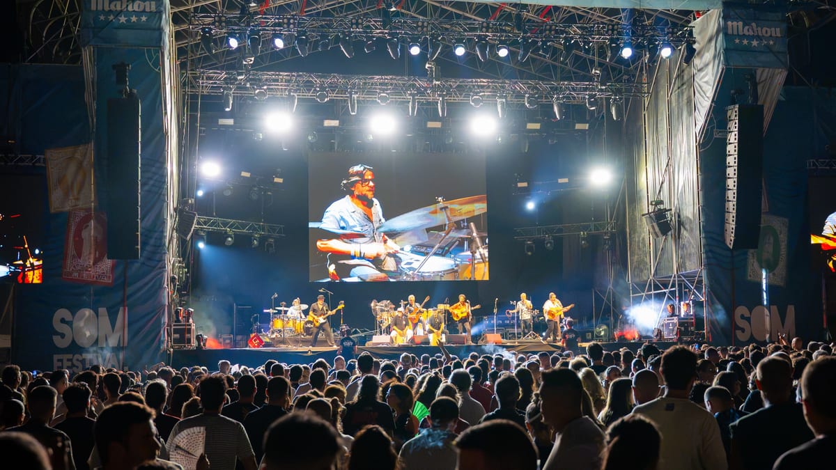 Los Delinqüentes actuando en el escenario del SOM Festival en el Real Club Náutico de Castellón con el público disfrutando del concierto