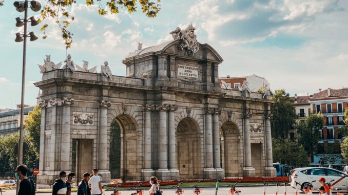 Destino: Verano ofrece actividades culturales y creativas a 5.460 jóvenes madrileños en centros educativos Jóvenes participando en talleres de Destino Verano de la Comunidad de Madrid, realizando actividades culturales y creativas