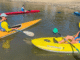 Piragüistas en kayaks amarillos de la marca Ouassou durante una sesión de piragüismo en aguas de Cáceres