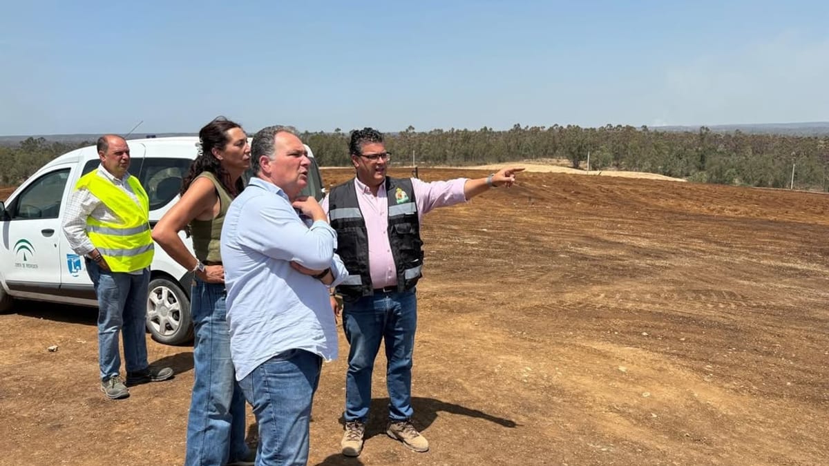El presidente de la Diputación de Huelva visitando la planta de tratamiento de residuos de Villarrasa dañada por el incendio IFNiebla