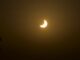 Vista del eclipse y atardecer sobre el horizonte de Cádiz con tonalidades naranjas y rojas en el cielo