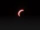 Eclipse solar en Barcelona con la Luna oscureciendo el disco solar durante el día