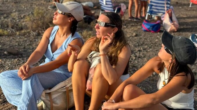 Concentración de personas en La Atalayita durante el eclipse solar de Fuerteventura