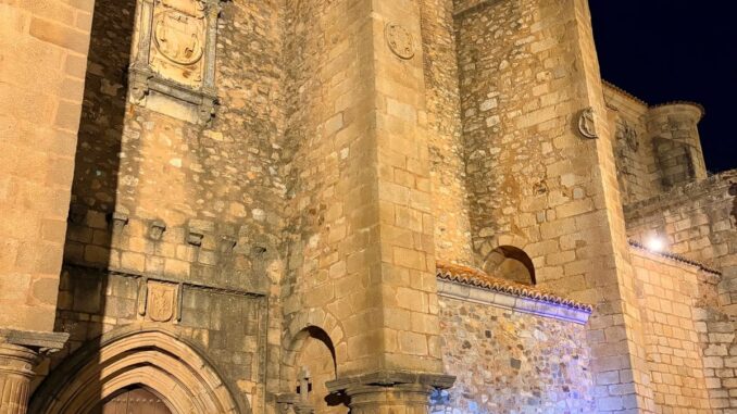 La Plaza de Santiago acoge 'Encuentra la Música' con Veleí Quarter Público disfrutando de la actuación de Veleí Quarter en la Plaza de Santiago durante 'Encuentra la Música'
