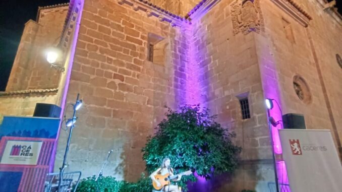 Primera velada del festival Encuentra la Música en Cáceres con público disfrutando de la actuación musical nocturna