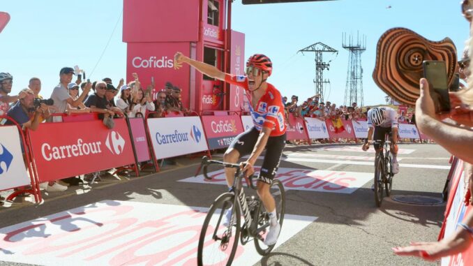 Enric Mas gana la etapa más dura de la historia de La Vuelta en Aitana Enric Mas celebra su victoria en la etapa de Aitana de La Vuelta 2025 en la Costa Blanca, con la presencia del presidente de la Diputación de Alicante en la ceremonia de entrega de trofeo