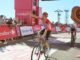Enric Mas celebra su victoria en la etapa de Aitana de La Vuelta 2025 en la Costa Blanca, con la presencia del presidente de la Diputación de Alicante en la ceremonia de entrega de trofeo