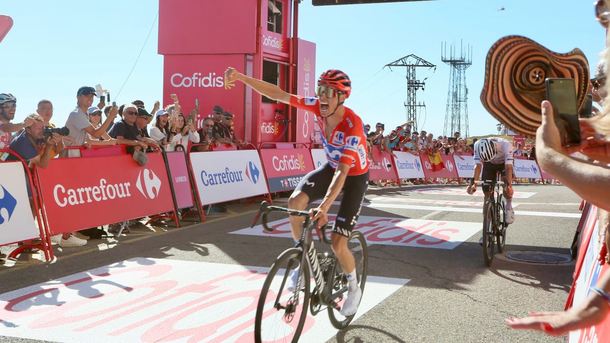 Enric Mas celebra su victoria en la etapa de Aitana de La Vuelta 2025 en la Costa Blanca, con la presencia del presidente de la Diputación de Alicante en la ceremonia de entrega de trofeo