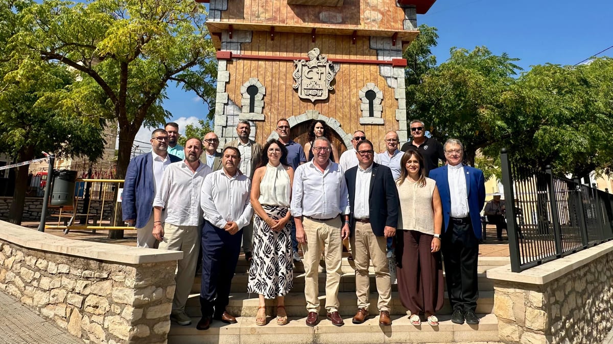 Toni Pérez, presidente de la Diputación de Alicante, en la Entrada de Bandas de Campo de Mirra junto a autoridades locales y miembros de la Sociedad Musical Santa Cecilia