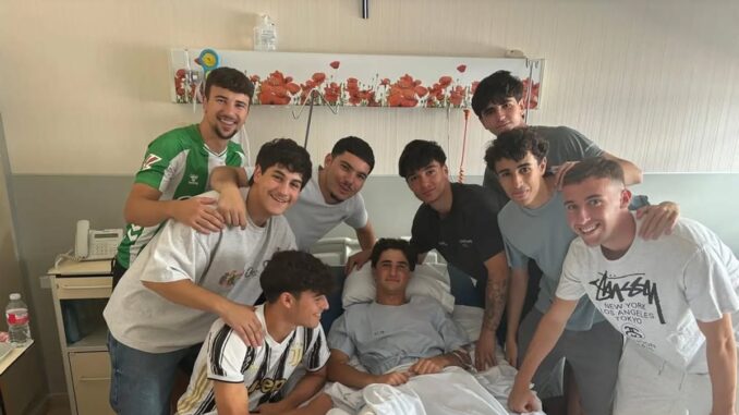 El equipo de Navalcarnero visita a Nacho Carrillo en recuperación Visita de apoyo del equipo de Navalcarnero a Nacho Carrillo acompañado de cuerpo técnico y directiva