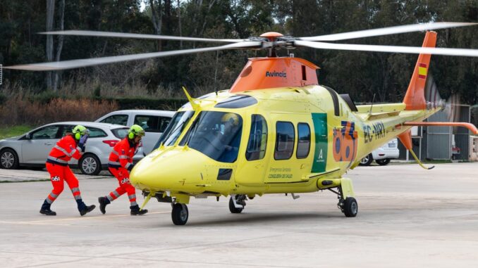 Evacuado en helicóptero tras sufrir quemaduras en incendio de vivienda en Cantillana Helicóptero de emergencias del 061 en operación de rescate y evacuación de paciente con quemaduras