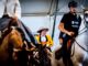 Participantes a caballo durante la exhibición Amazonas en la Caseta Ecuestre de la Feria de Málaga
