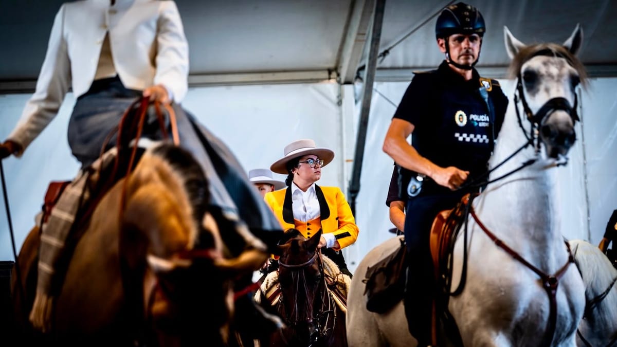 Participantes a caballo durante la exhibición Amazonas en la Caseta Ecuestre de la Feria de Málaga