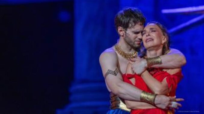 Lydia Bosch y Julio Peña protagonizan 'Fedra' en el Teatro Romano de Sagunto Cartel promocional de Fedra con Lydia Bosch y Julio Peña para Sagunt a Escena en el Teatro Romano de Sagunto