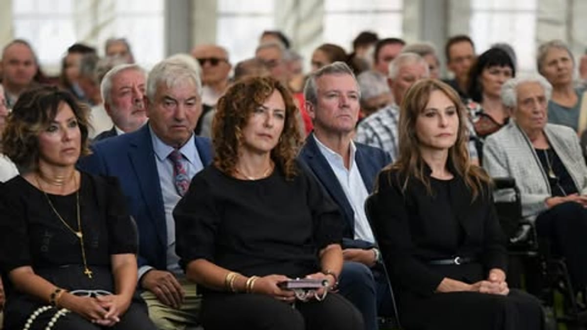 Acto de despedida de Fernando Ónega en Pol, A Coruña, con presencia de autoridades de la Xunta de Galicia y la comunidad local